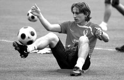 记者：王钰栋身体疲劳已返杭，不参加熊猫杯；多人也有伤病