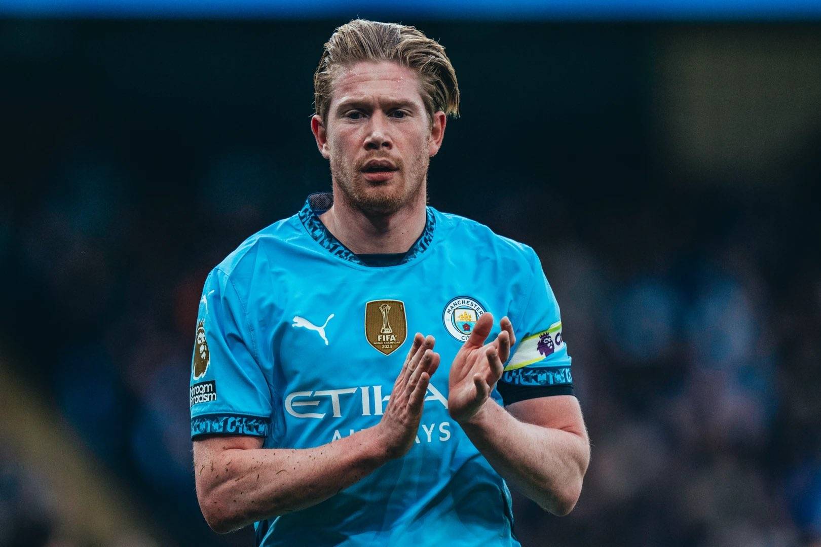 前锋关键时刻破门，球队士气高涨