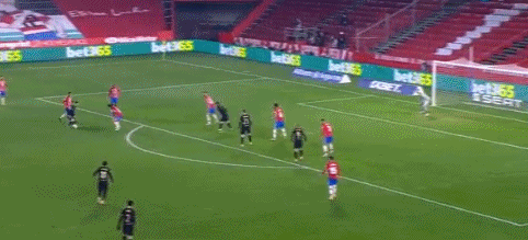 皇马在国家德比后失利，阿隆索面临下课危机，巴萨趁机领跑，西甲争冠形势严峻。