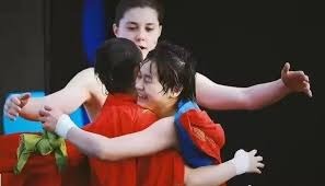 追平切尔西升英超第6！B费2射1传一战造2大神迹，曼联4-1复仇狼队